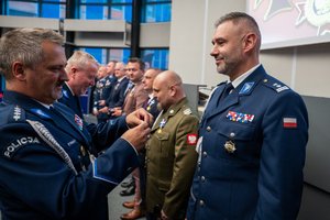 Zdjęcie przedstawia moment przyznania medali