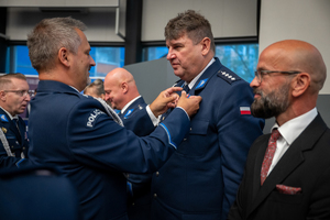 Zdjęcie przedstawia moment przyznania medali