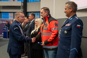 Zdjęcie przedstawia moment przyznania medali