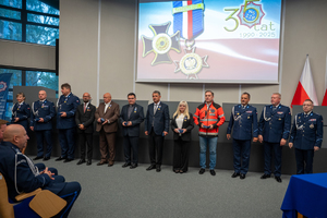 Zdjęcie oznaczonych osób na uroczystości