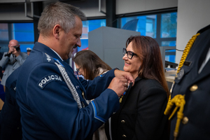 Zdjęcie przedstawia moment przyznania medali