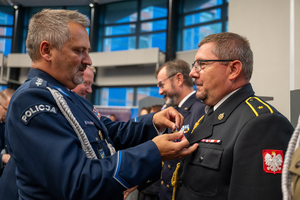 Zdjęcie przedstawia moment przyznania medali