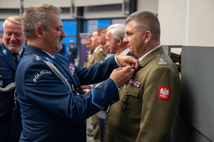 Zdjęcie przedstawia moment przyznania medali