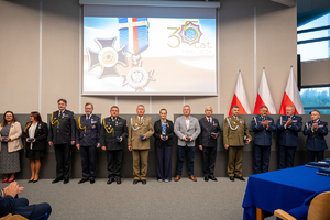 Zdjęcie ukazuje osoby oznaczone medalami, które stoją obok siebie