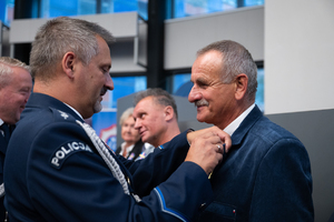 Zdjęcie przedstawia moment przyznania medali