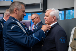 Zdjęcie przedstawia moment przyznania medali