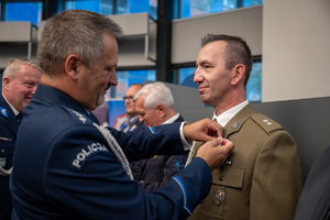 Zdjęcie przedstawia moment przyznania medali