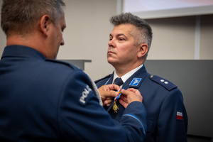 Zdjęcie przedstawia moment przyznania medali