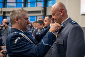 Zdjęcie przedstawia moment przyznania medali