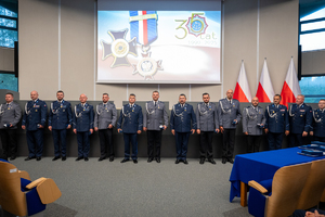 Zdjęcie przedstawia moment przyznania medali