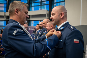 Zdjęcie przedstawia moment przyznania medali