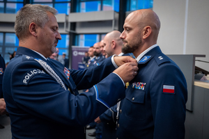 Zdjęcie przedstawia moment przyznania medali