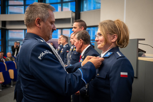 Zdjęcie przedstawia moment przyznania medali