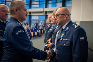 Zdjęcie przedstawia moment przyznania medali