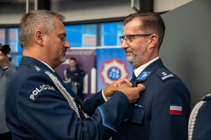 Zdjęcie przedstawia moment przyznania medali