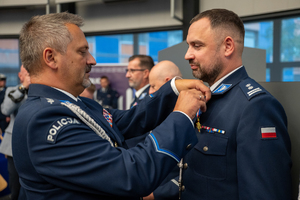 Zdjęcie przedstawia moment przyznania medali