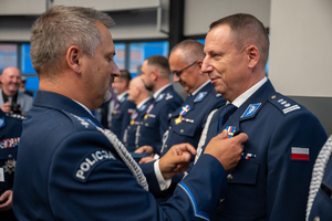 Zdjęcie przedstawia moment przyznania medali