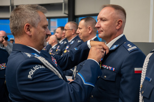 Zdjęcie przedstawia moment przyznania medali