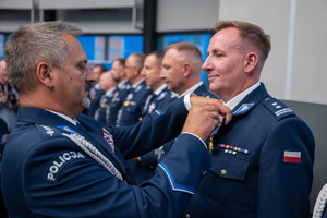 Zdjęcie przedstawia moment przyznania medali