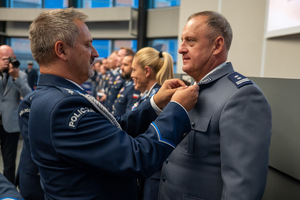 Zdjęcie przedstawia moment przyznania medali