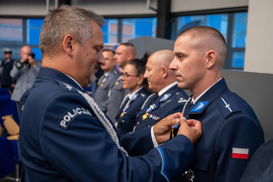 Zdjęcie przedstawia moment przyznania medali