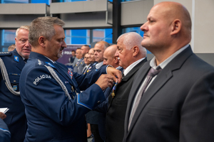 Zdjęcie przedstawia moment przyznania medali