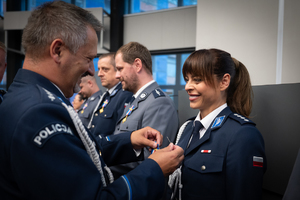 Zdjęcie przedstawia moment przyznania medali