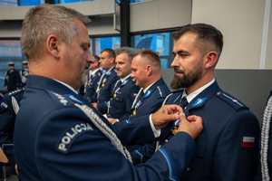 Zdjęcie przedstawia moment przyznania medali