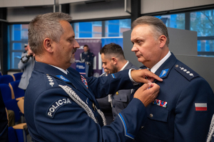 Zdjęcie przedstawia moment przyznania medali