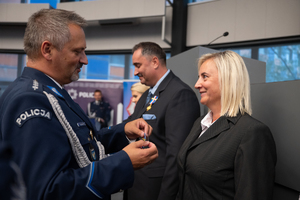 Zdjęcie przedstawia moment przyznania medali