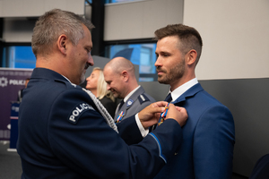 Zdjęcie przedstawia moment przyznania medali