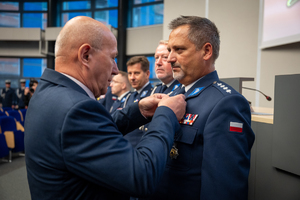 Zdjęcie przedstawia moment przyznania medali