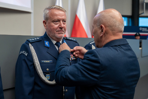 Zdjęcie przedstawia moment przyznania medali