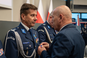 Zdjęcie przedstawia moment przyznania medali