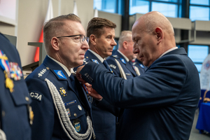 Zdjęcie przedstawia moment przyznania medali