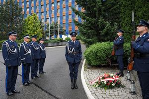 Zdjęcie ukazuje policjantów przy pomniku oddających honory
