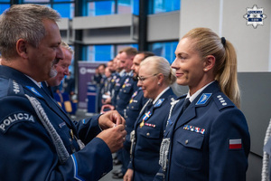 Zdjęcie przedstawia moment przyznania medali