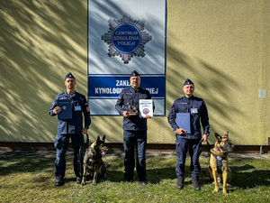 Zdjęcie ukazuje nagrodzonych policjantów