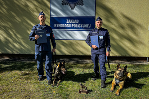 zdjęcie nagrodzonych policjantów z psami służbowymi