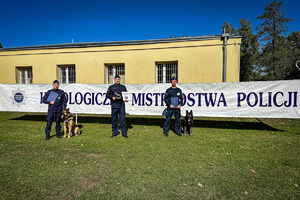 Zdjęcie ukazuje nagrodzonych stojących obok siebie policjantów