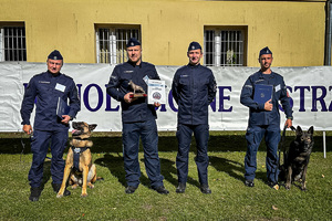 Zdjęcie stojących obok siebie policjantów