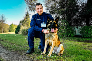 Zdjęcie policjanta z jego psem służbowym