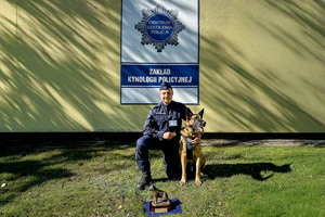 Zdjęcie policjanta z psem służbowym