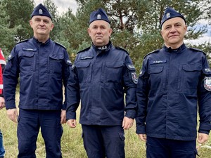 Na zdjęciu umundurowani policjanci.