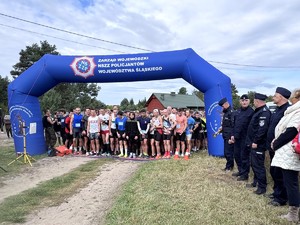 Na zdjęciu uczestnicy biegu na starcie.