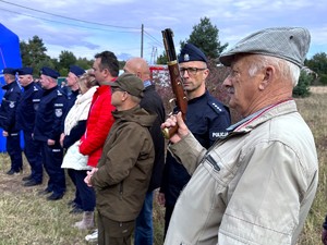 Na zdjęciu mężczyzna trzymający broń skałkową.