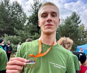 Na zdjęciu uczestnik biegu z medalem.