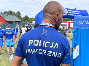 Na zdjęciu zawodnik w koszulce z napisem Policja Jaworzno.