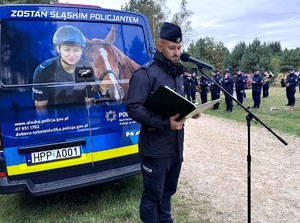 Na zdjęciu umundurowwany policjant - lektor uroczystości.