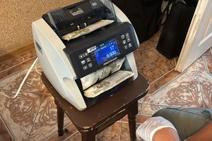 Zdjęcie przedstawia liczarkę do pieniędzy